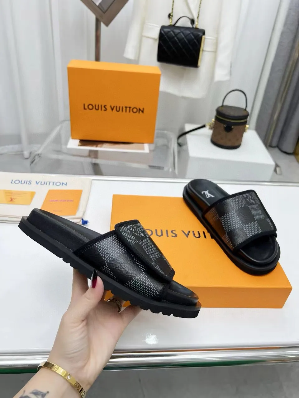 Factory price: 280💰LV luxury trainer slippers, made of first-layer calfskin, light and comfortable. The upper straps feature monogram embossing. Brings a unique color splicing effect. The precise fit of the insole and fine-grained rubber outsole are inspired by lv trainer size: 38-45